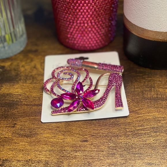 Beautifully designed stiletto and lipstick brooch pin! - Picture 3 of 5